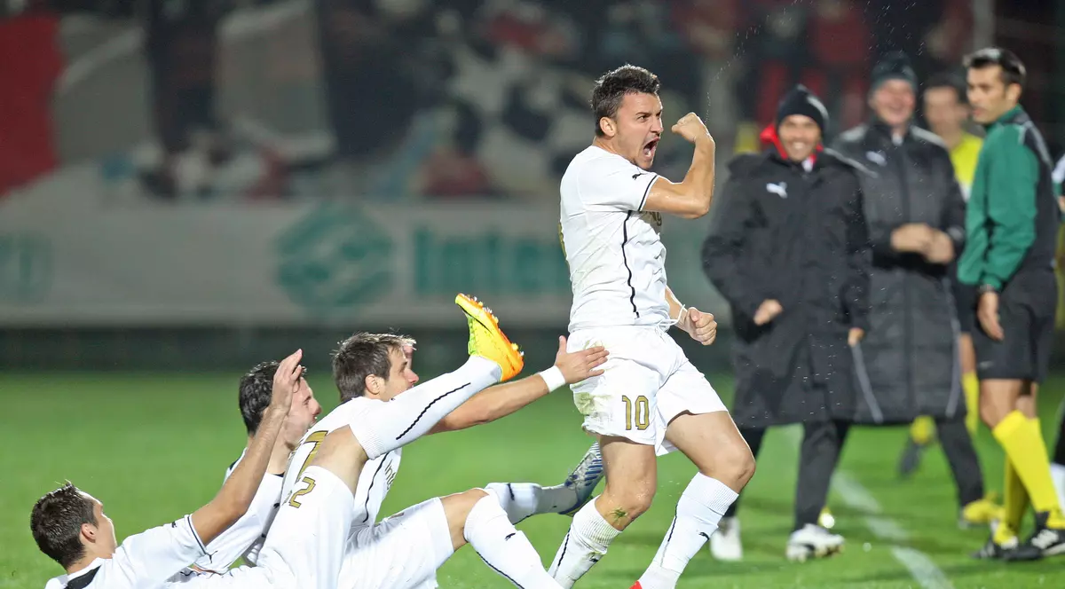 Budescu conduce Astra fără... permis de conducere! N-are carnet, deși a dat examen de 7 ori. ^Azi, echipa a primit liber, iar el s-a dus la pescuit. Fiul lui, de nici trei luni, a fost la meciul cu West Ham și i-a purtat noroc!