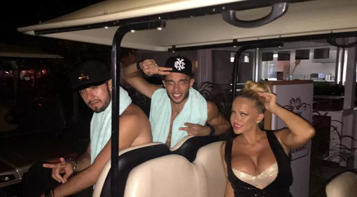 Anda Adam poftește la mere și la iaurt. Uite cât s-a îngrășat de când este însărcinată!