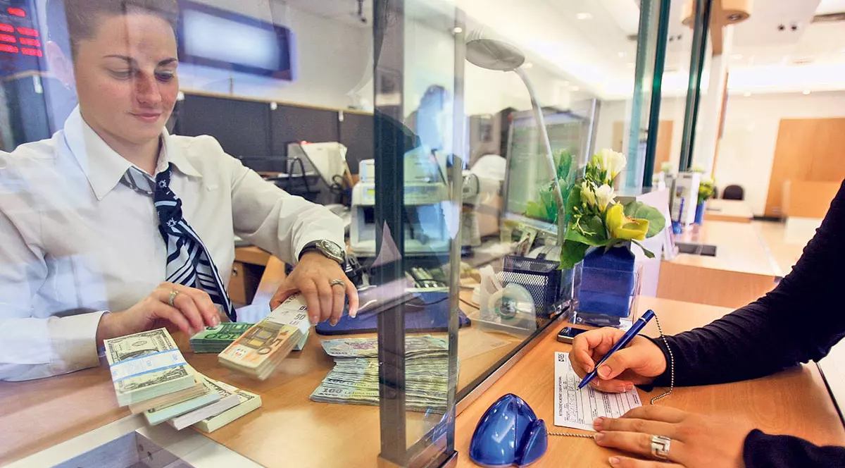 SCADE numărul românilor care ÎȘI ȚIN BANII îN BANCĂ 