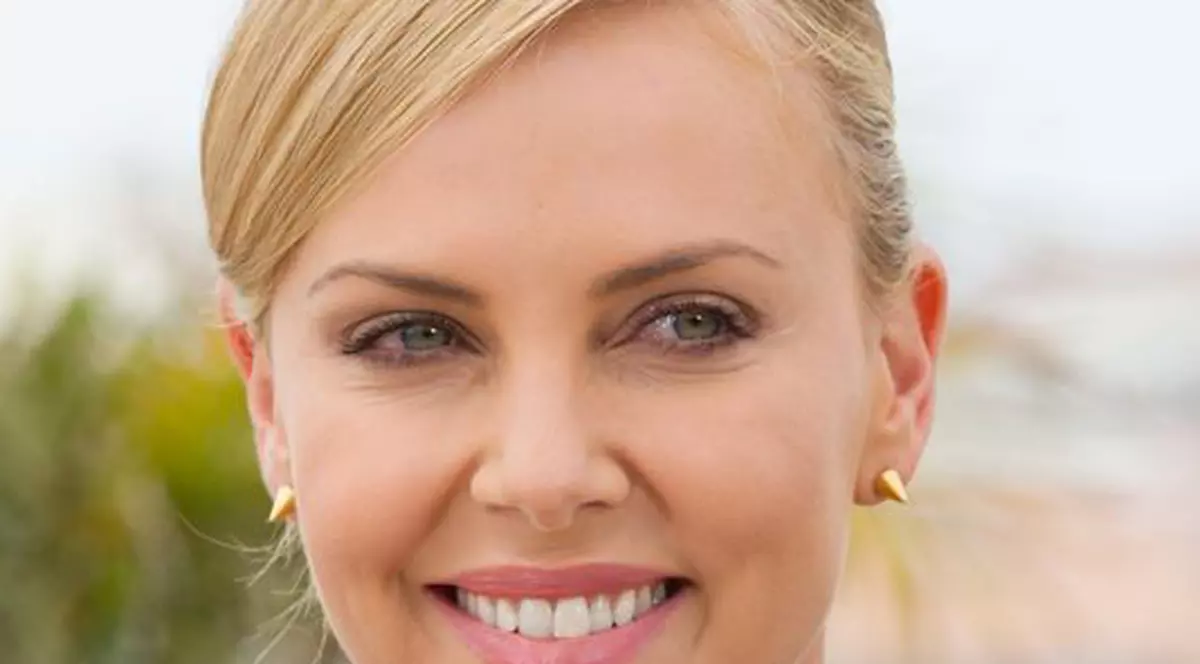 Gestul făcut de Charlize Theron după ruptura de Sean Penn. Cui îi oferă ea dragostea acum?