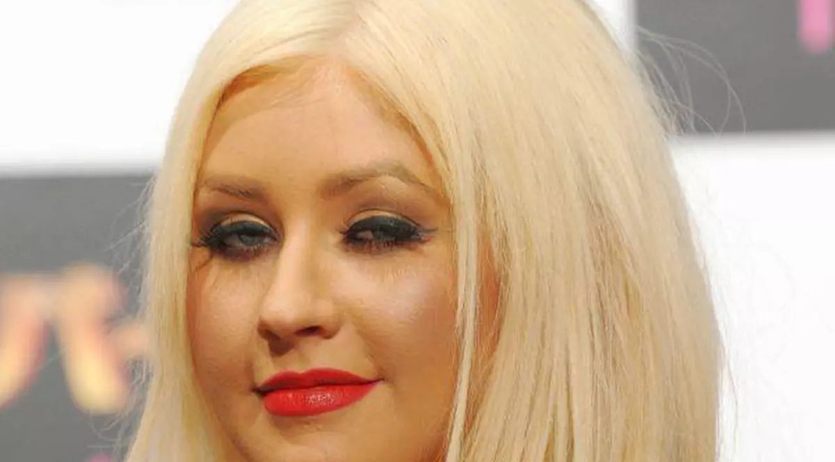 Christina Aguilera a pozat pentru prima dată TOPLESS. Imaginea îndrăzneaţă a primit sute de critici