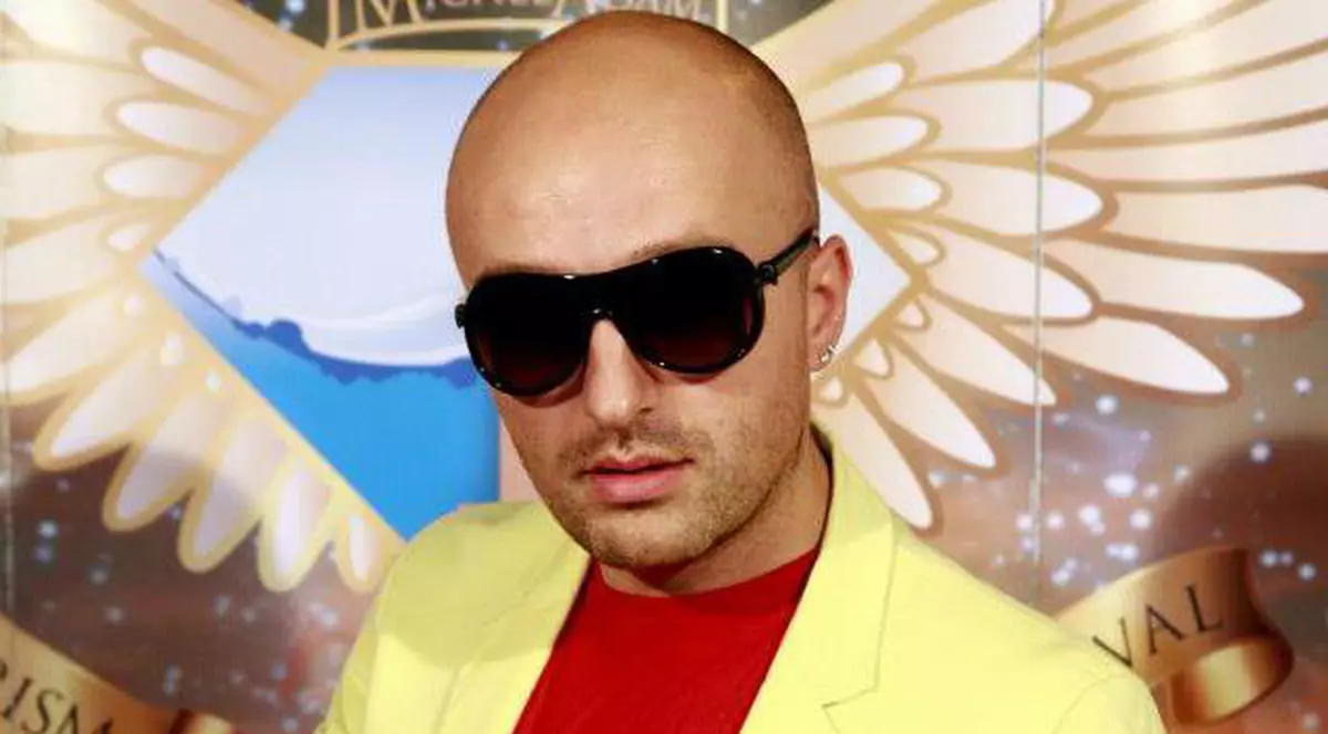 Costi Ioniță meditează în vârf de munte. Artistul, într-o ipostază cum nu a mai fost văzut