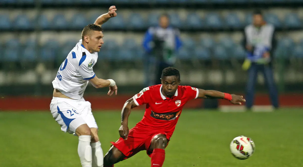 Camerunezul Fai a semnat cu Standard până în 2020. Colegii au aflat pe aeroport că a plecat. A venit un ”stegar. ”Câinii” au făcut vizita medicală/ VIDEO