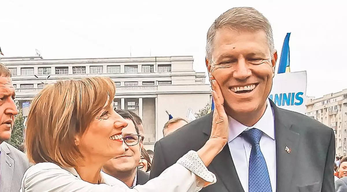 INCREDIBIL! Lui Klaus Iohannis i se cere să DIVORŢEZE