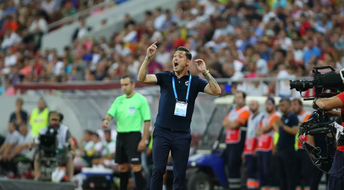 UEFA l-a suspendat pe Rădoi, pentru că a dat indicaţii deşi n-are licenţă