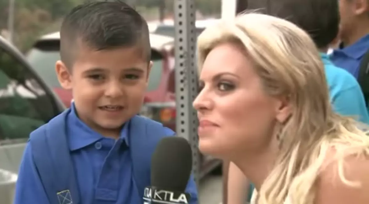 O reporteră l-a făcut pe un băiețel să plângă în prima lui zi de școală