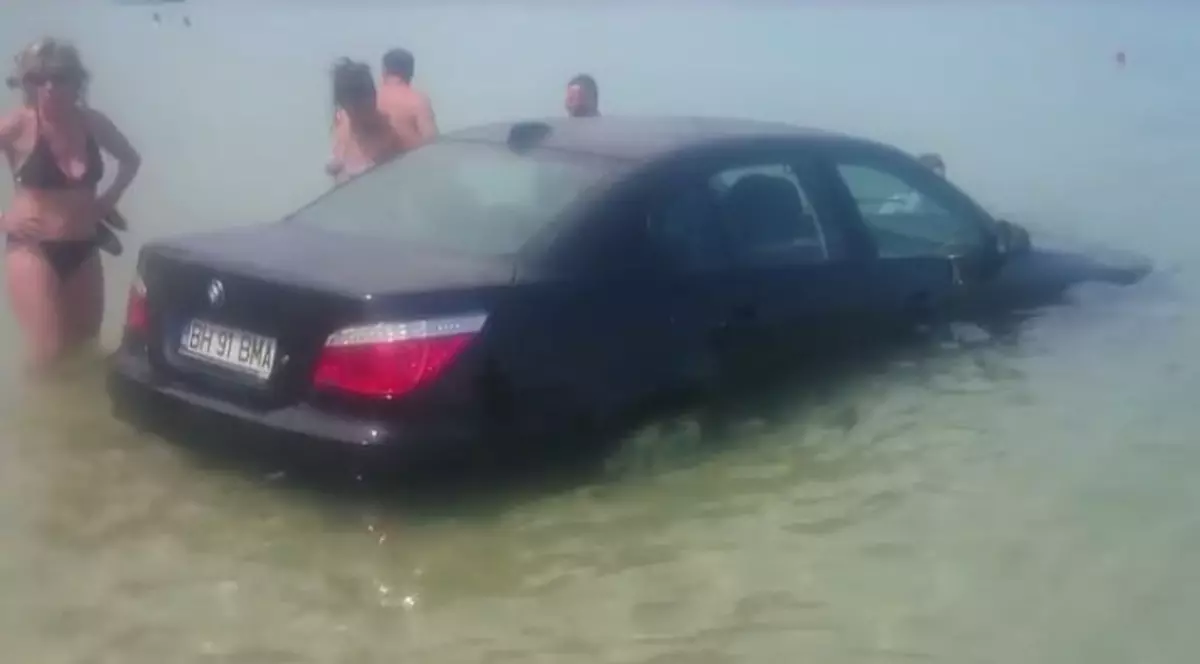 Cine se afla, de fapt, la volanul maşinii care a intrat în mare, într-o staţiune din Grecia | VIDEO