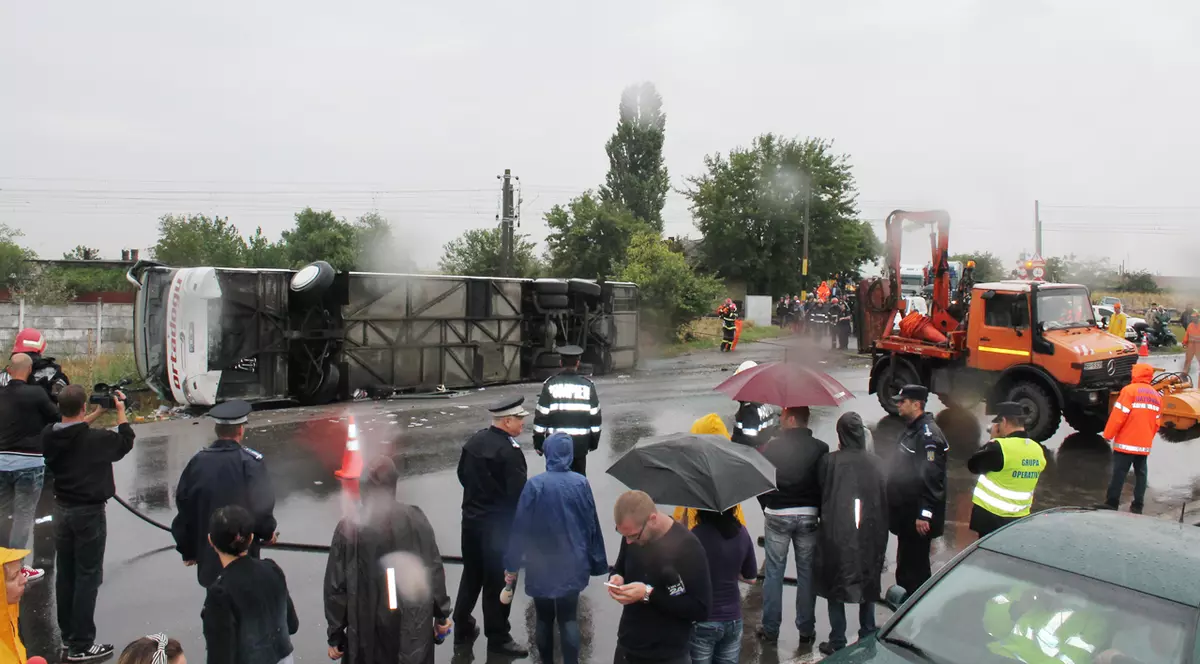Vacanță de vis încheiată tragic! Trei morți după ce un autocar plin cu turiști s-a răsturnat ieri la Brăila