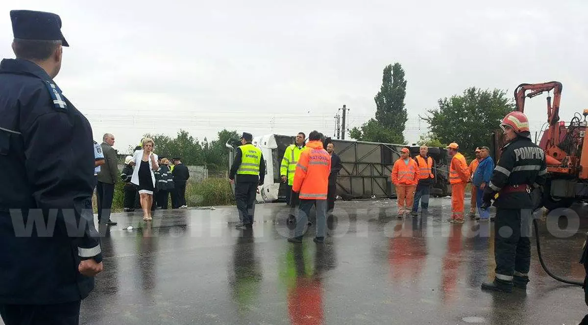 Un autocar s-a răsturnat la Brăila. Trei persoane au murit și zeci de oameni au ajuns la spital