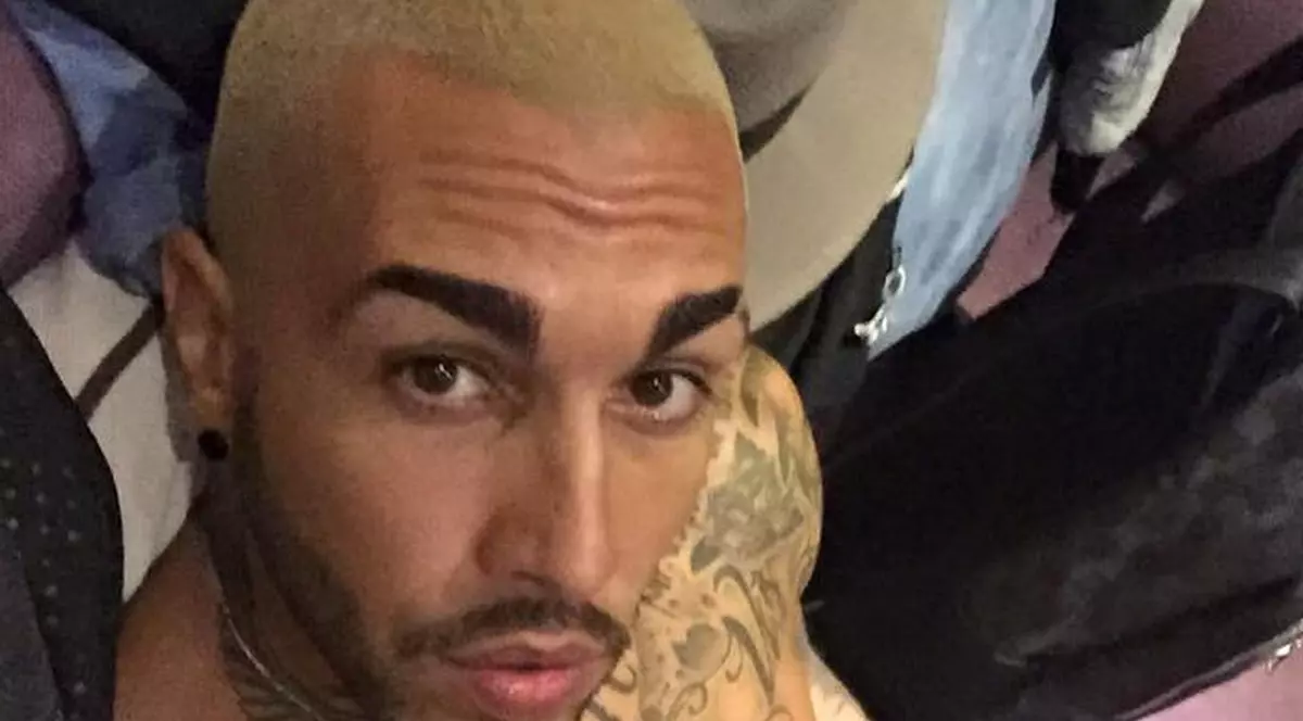 Uite cum îi face Alex Velea baie micuțului Dominic. Imaginea care a iscat controverse | FOTO