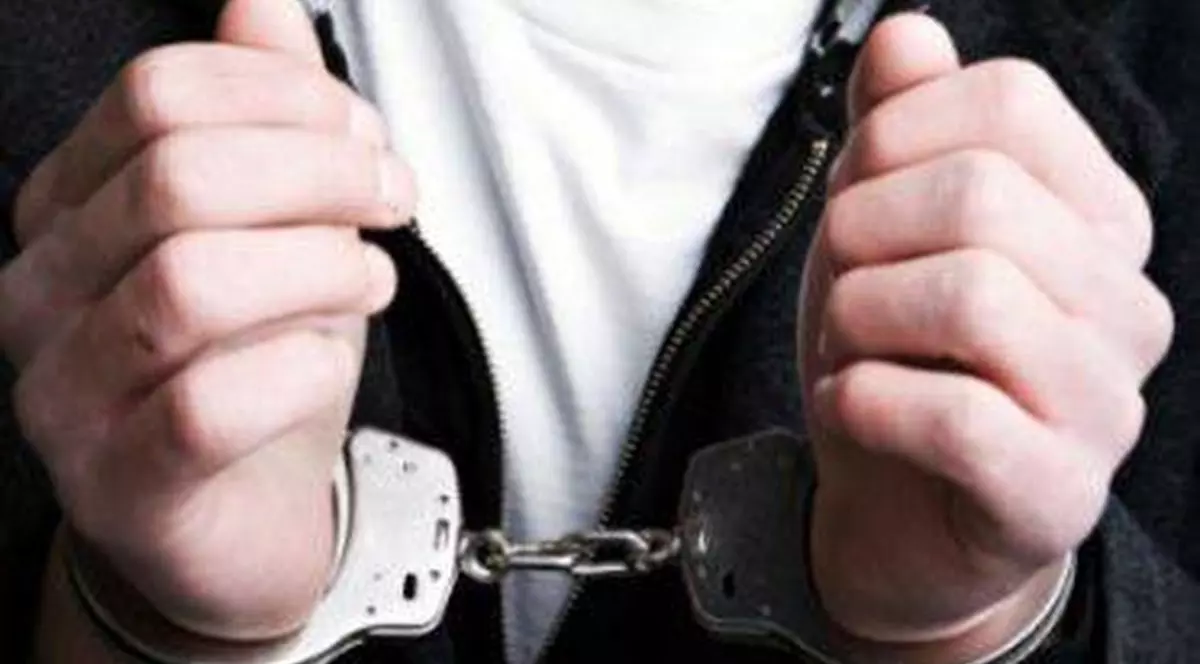 Trei bărbaţi, reţinuţi în București după ce au păcălit zeci de persoane cu pachete de vacanță