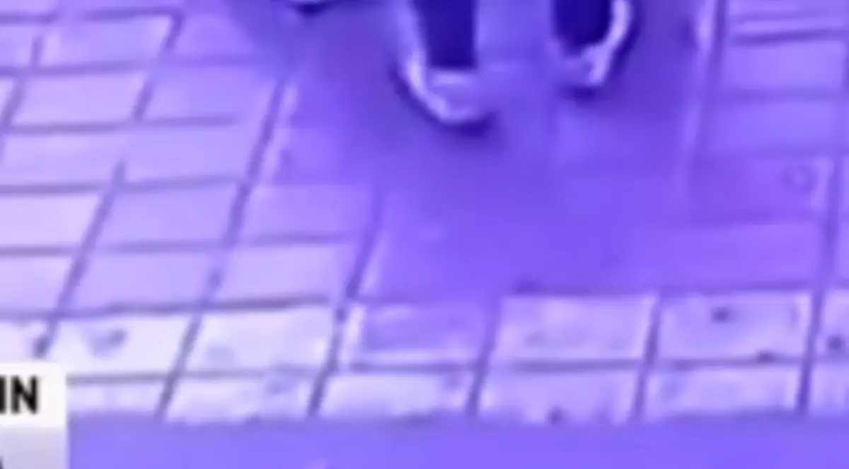 Imagini șocante | Cinci persoane, "înghiţite" de asfalt, într-o staţie de autobuz | VIDEO