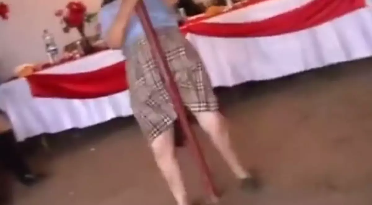 Mămăița a făcut show la nuntă. Dansul la bară al unei babe a ajuns VIRAL | VIDEO