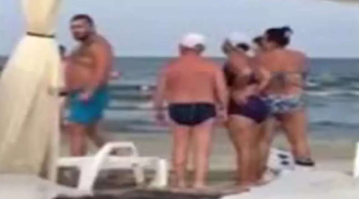 VIDEO | Scandal în Mamaia! Administratorul unei plaje a lovit şi scuipat o femeie. Totul a fost filmat