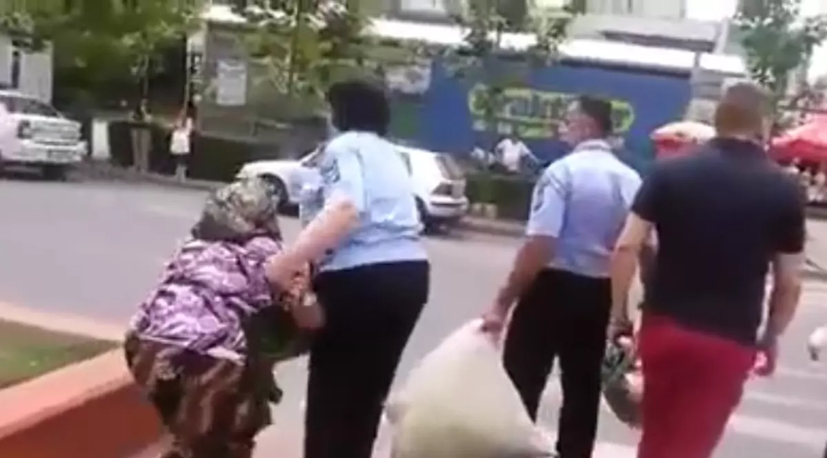 Imagini revoltătoare! O bătrânică a fost târâtă de poliție pentru că vindea pătrunjel pe trotuar 