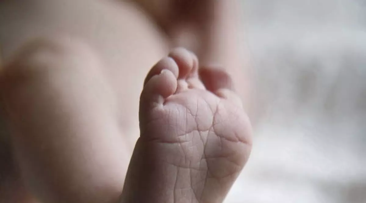 Un bebeluş plin de lovituri, dus de tată la spital. Care a fost explicația părinților