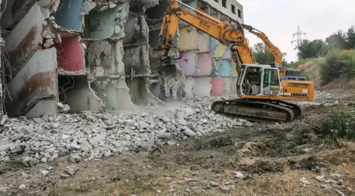 România, țara tuturor posibilităților! Au încercat să demoleze un bloc plin cu locatari, dintr-o confuzie