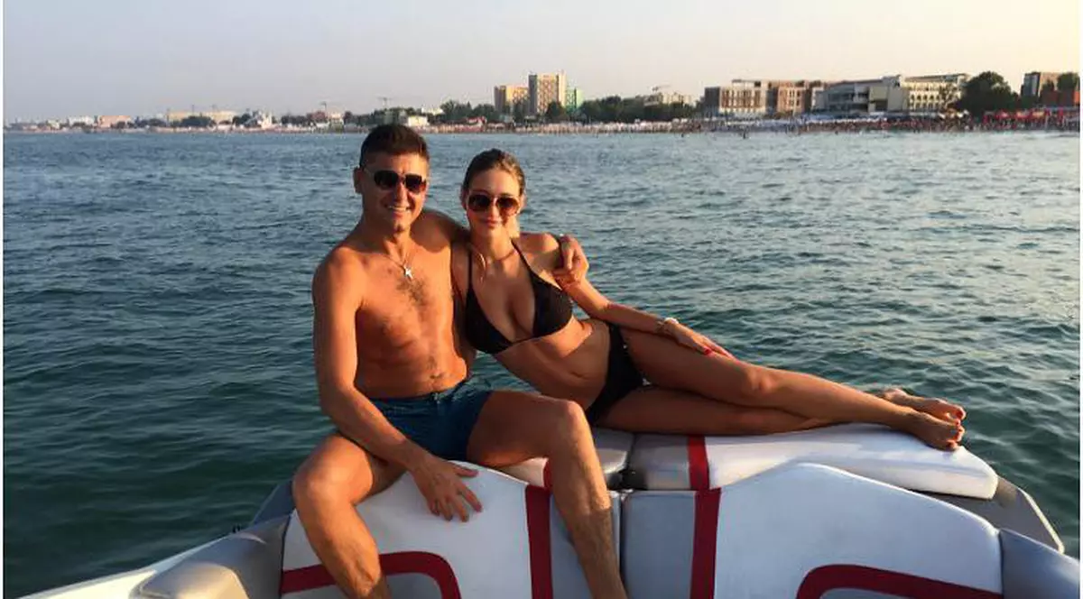 Se crede tot puștan. Cum a putut să se fotografieze Cristi Boureanu în compania iubitei