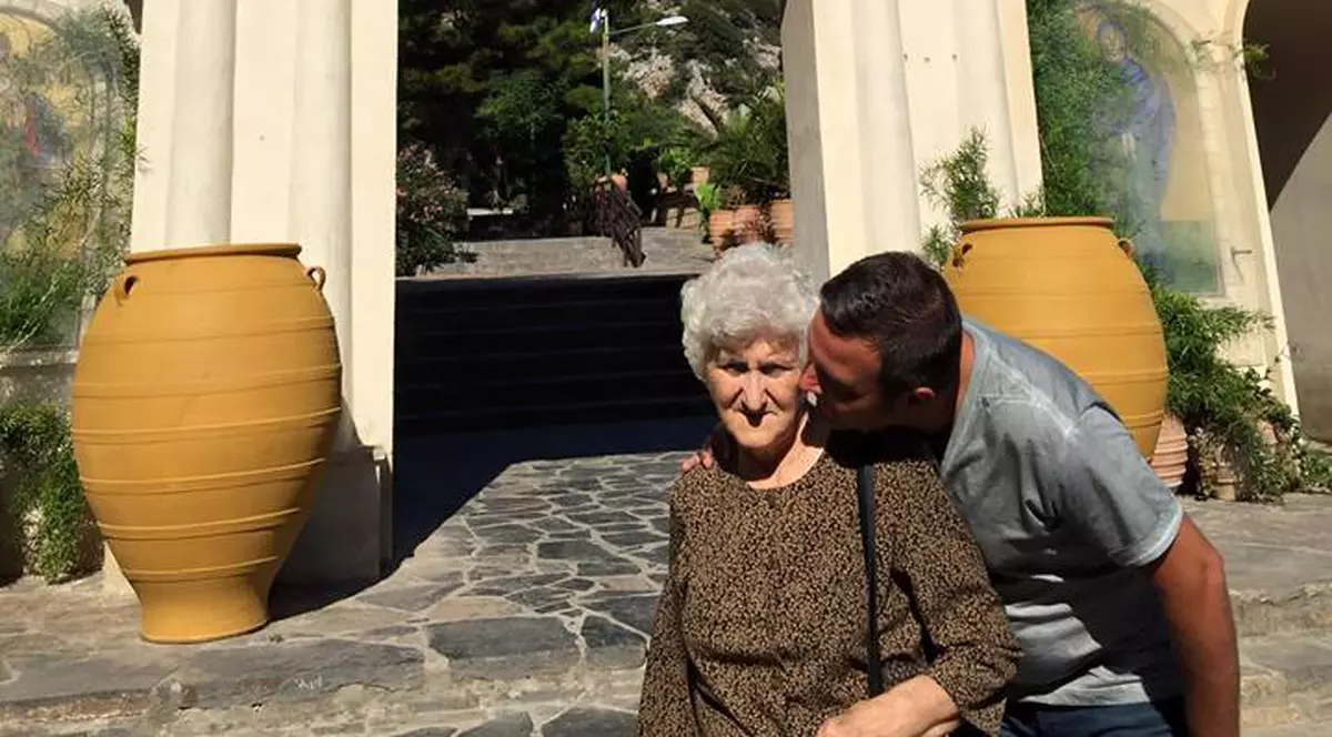 Mama lui a împlinit... 80 de ani! O vedetă de la noi i-a pregătit o supriză URIAȘĂ pentru aniversare