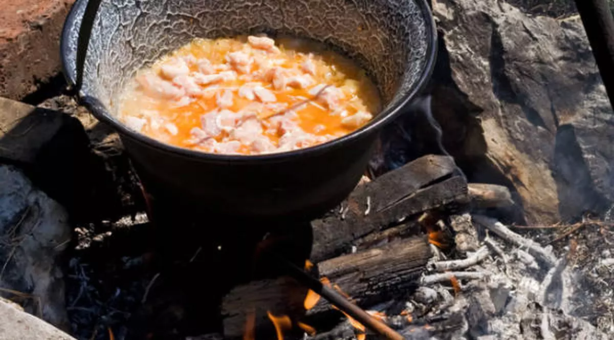 Românul e inventiv! Cum iau șantieriștii ceaunul de pe foc | FOTO