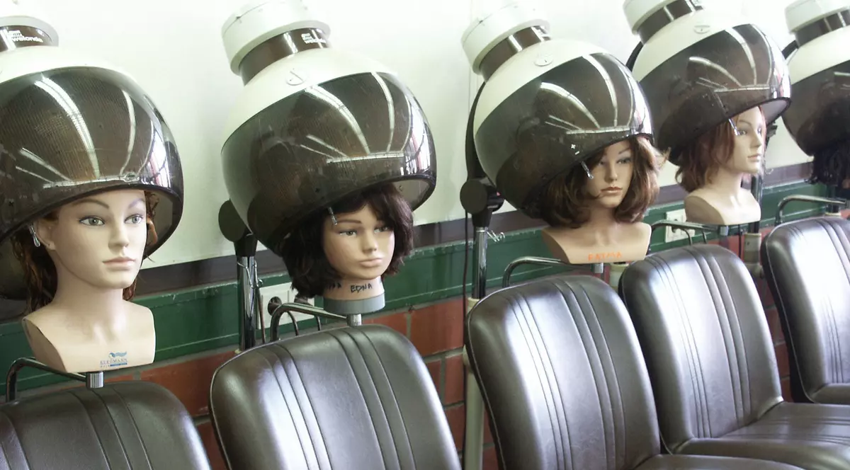 PĂRUIALĂ și SCANDAL LA COAFOR! O clientă a luat-o la bătaie pe frizeriță din cauza unei programări