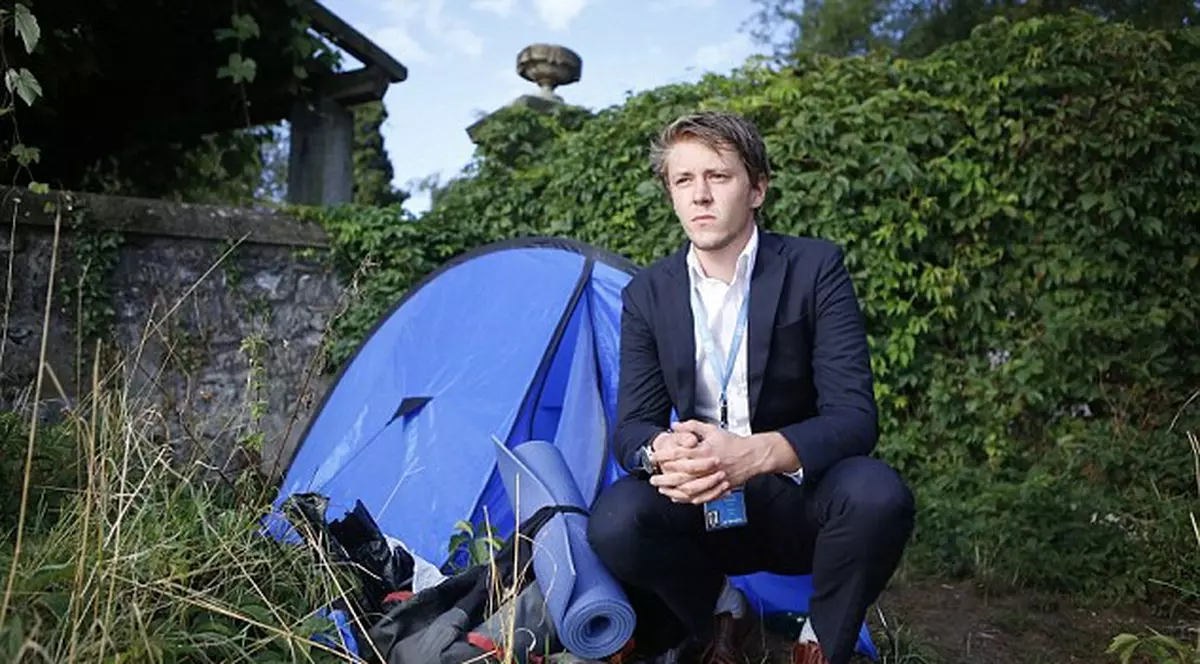 Lucrează la ONU, dar doarme într-un cort! Povestea acestui tânăr a devenit virală!