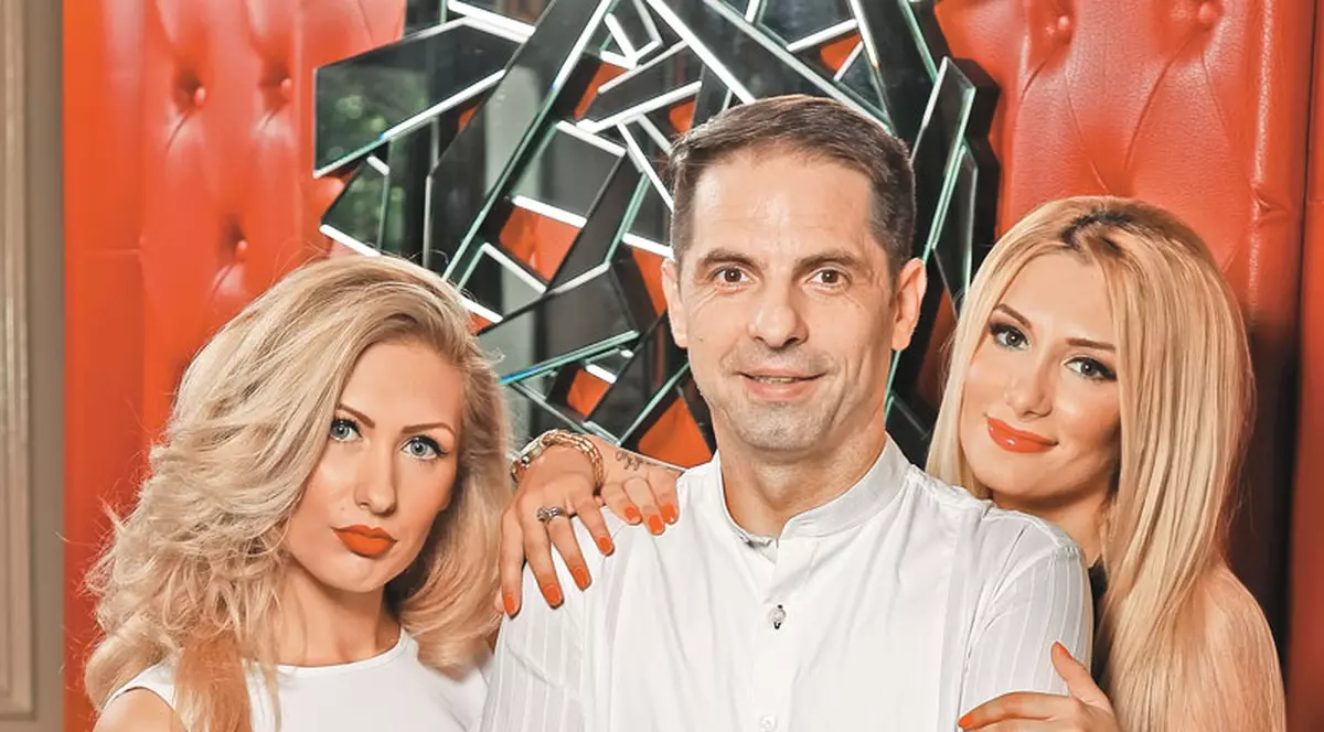 Am aflat cum ţine Dan Negru blondele la distanţă, ca să nu-şi supere nevasta