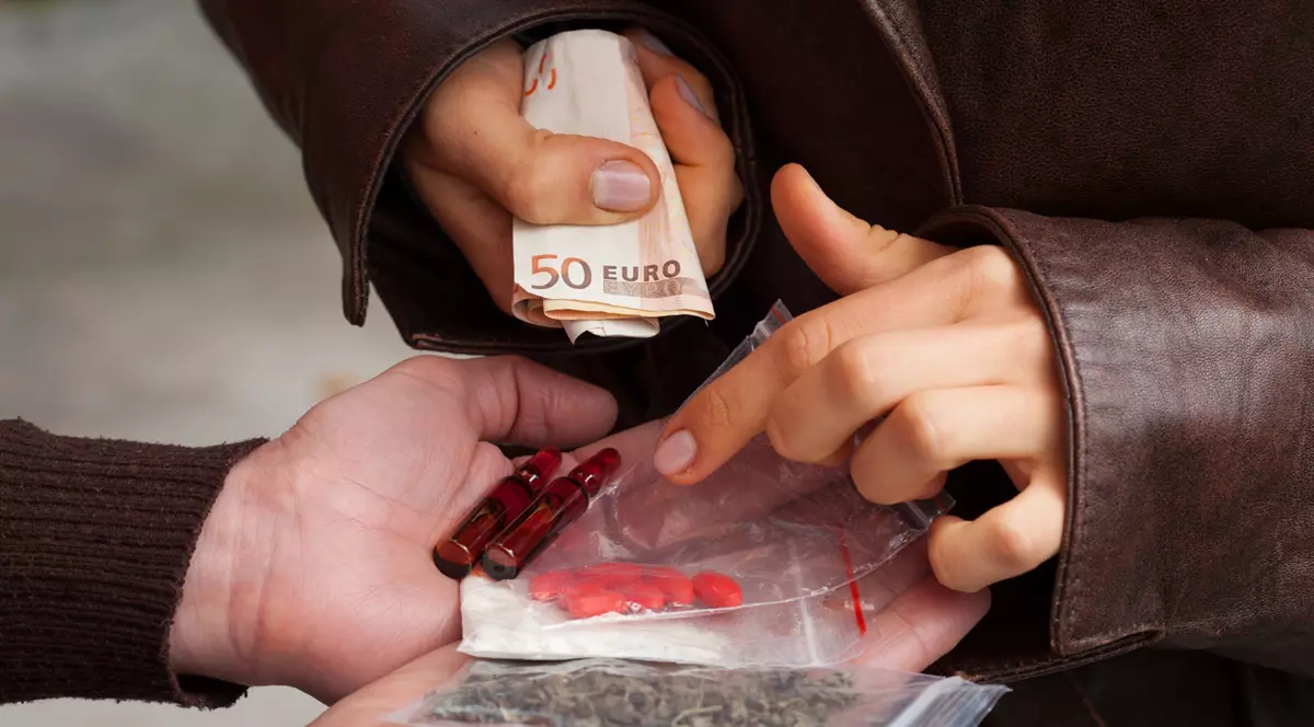 EXCLUSIV | Deconspirată de agentul «loverboy»! Polițiștii antidrog sub acoperire au demascat o rețea de traficante formată din femei