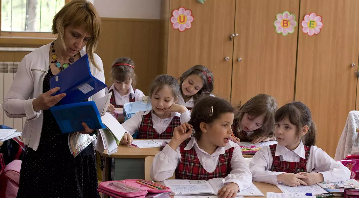 AUR vrea reintroducerea uniformelor şcolare. Proiectul, depus la Senat