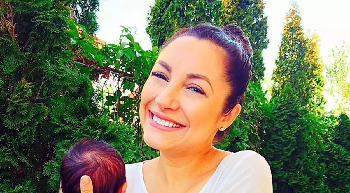 Emoționant! Andra își îmbrățișează cu patos fetița într-o imagine inedită