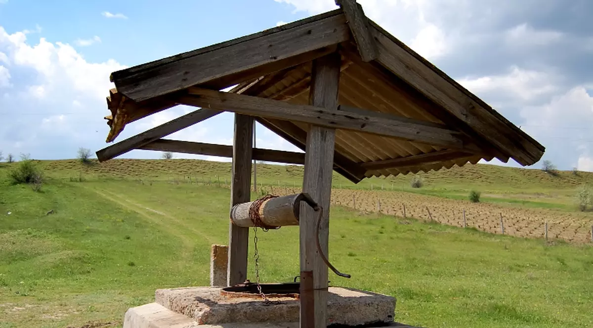 Canicula lovește: locuitorii unei zone din Prahova primesc apă cu cisterna 