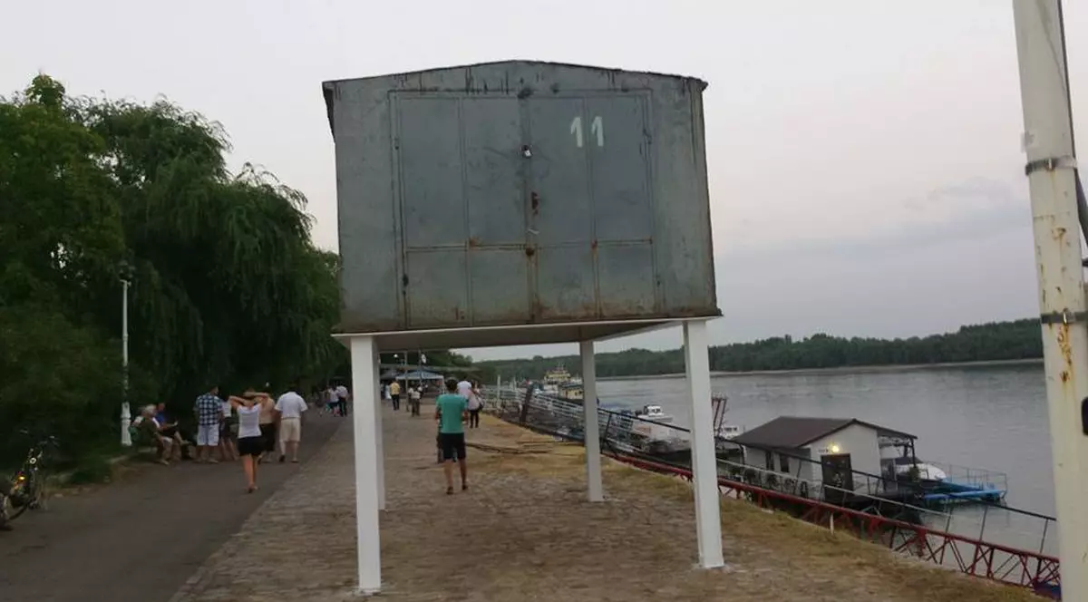 A opta ”minune” a lumii vine din Brăila! De ce se închină lumea în fața unui garaj ca la mormântul lui Arsenie Boca?  