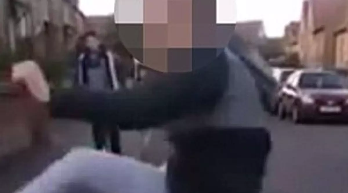 Imagini şocante! O adolescentă de 15 ani e snopită în bătaie şi umilită de o colegă de şcoală | VIDEO 