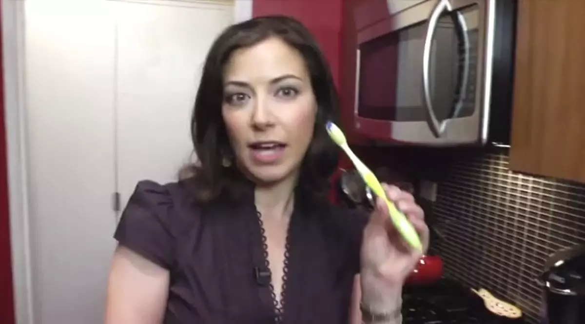 Cum să scoți guma de mestecat lipită pe haine, folosind o... PERIUȚĂ DE DINȚI | VIDEO