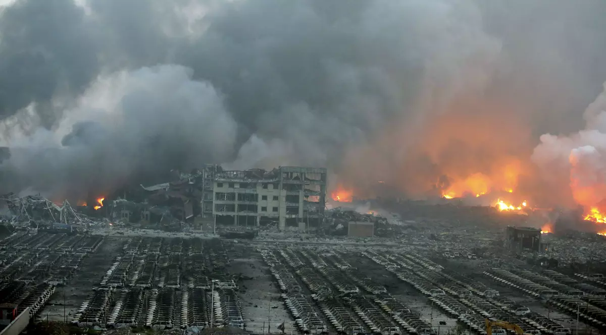 Imagini apocaliptice! Cum arată oraşul Tianjin din China, după exploziile care au provocat un cutremur
