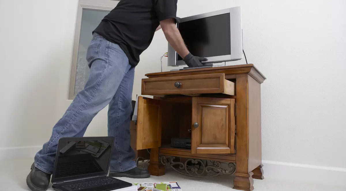 Spărgători de weekend! Infractori români dotați precum spionii aduc acasă metode de succes folosite în Occident