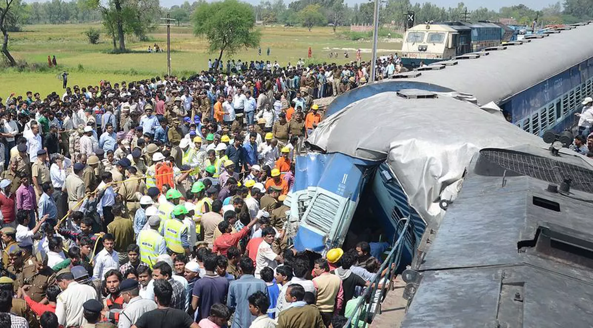 Cel puțin 27 de morți în India, după ce două trenuri au deraiat din pricina inundațiilor