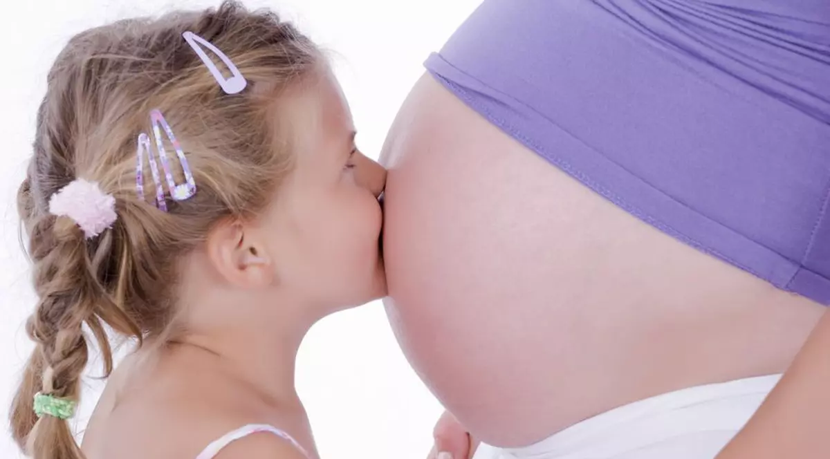 O MAMĂ a încremenit când a realizat cum s-a folosit un PERVERS de imaginea postată de ea pe Facebook