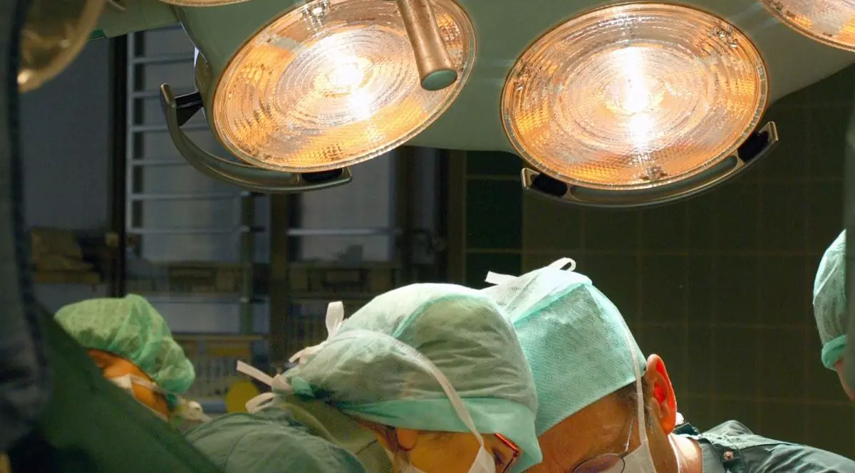 O femeie a murit, după ce medicii au uitat capul bebelușului în pântecele ei