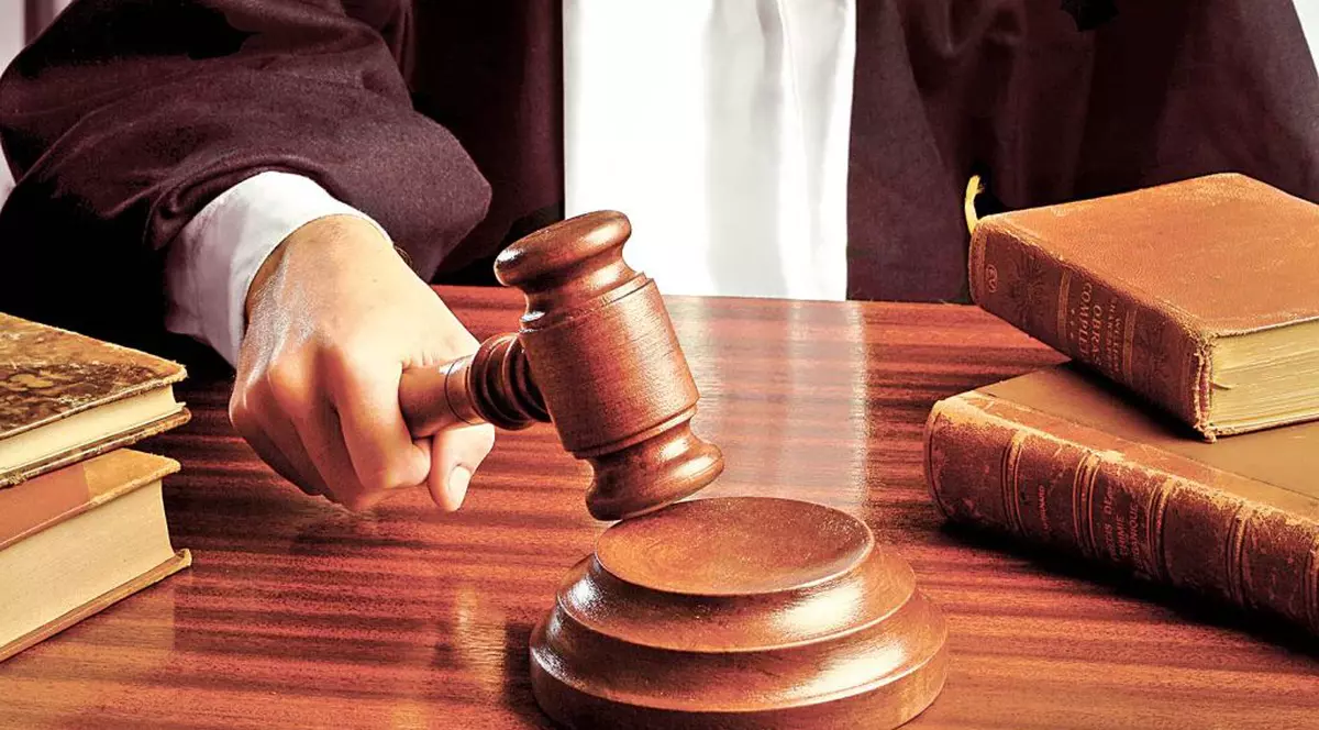 Ordin de restricţie pentru popă | Nu se poate apropia de preoteasă, dar locuiesc în aceeaşi casă