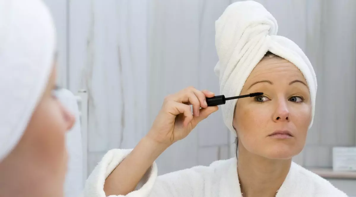 Uluitor! Cât timp din viață își petrec femeile machindu-se și cât cheltuiesc pentru asta