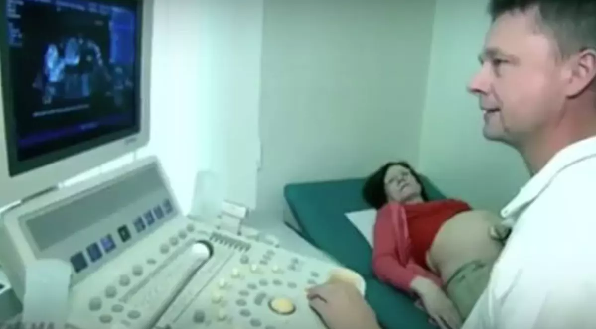 Ea e cea mai bătrână mamă din lume. Are 17 copii şi a născut recent cvadrupleţi | VIDEO 