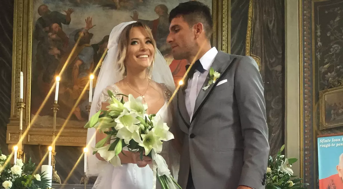 Laura Cosoi a purtat în biserică o rochie cu 10.000 de cristale Swarovski