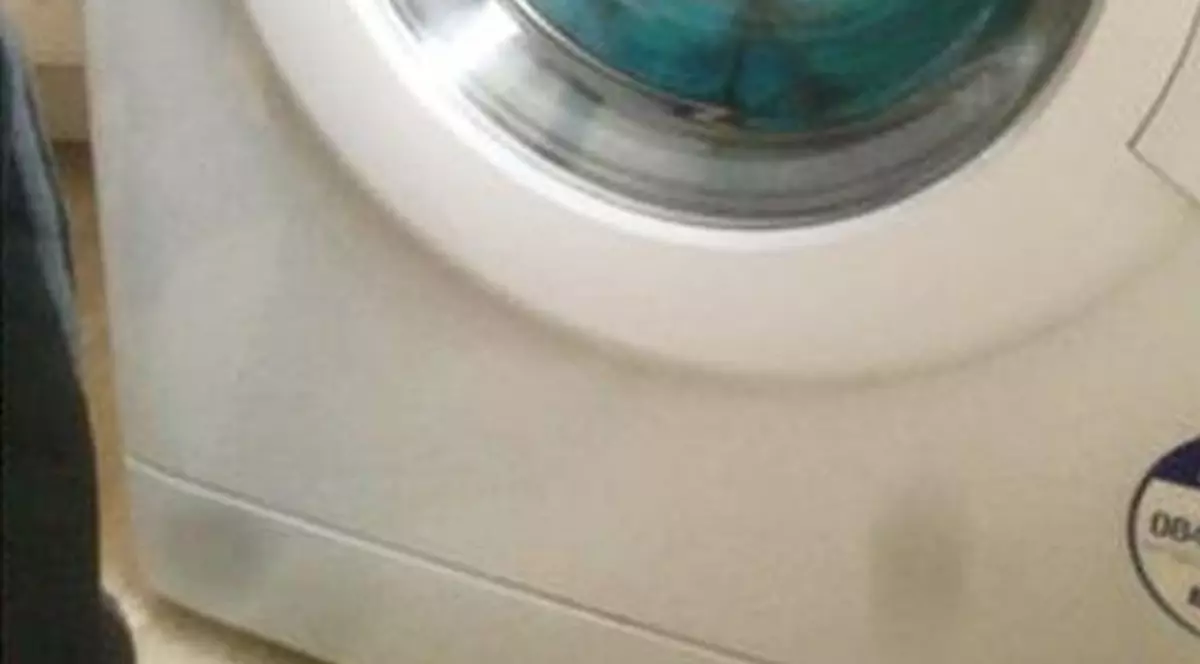 Imagini scandaloase! O femeie şi-a băgat copilul cu sindrom Down în maşina de spălat