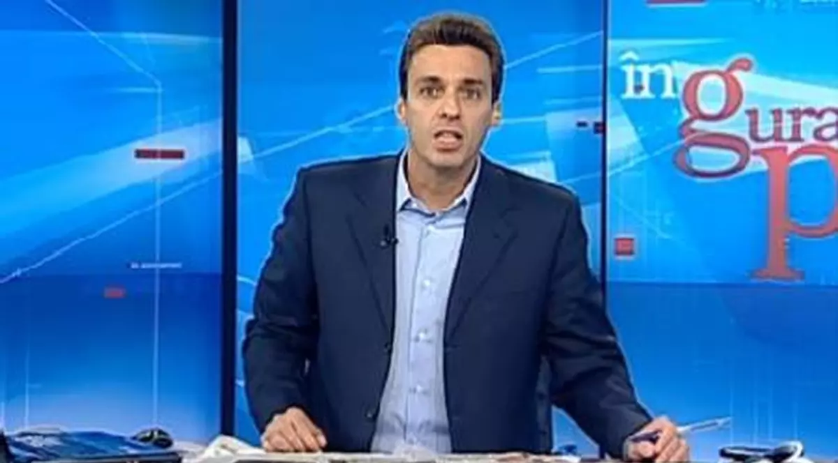 Mircea Badea ar vrea să scrie pe blog, dar fiul său nu-l lasă. Ți l-ai fi imaginat în ipostaza asta? | FOTO