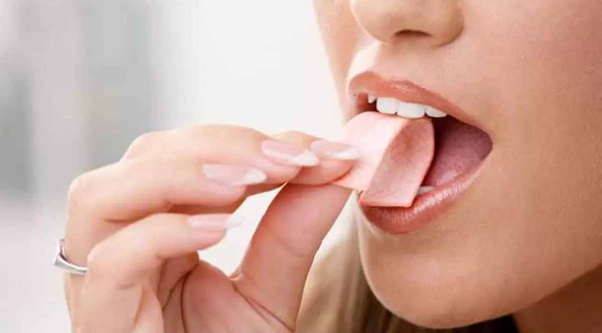 A mestecat în fiecare zi gumă, timp de cinci ani. Verdictul medicilor a fost CRUNT