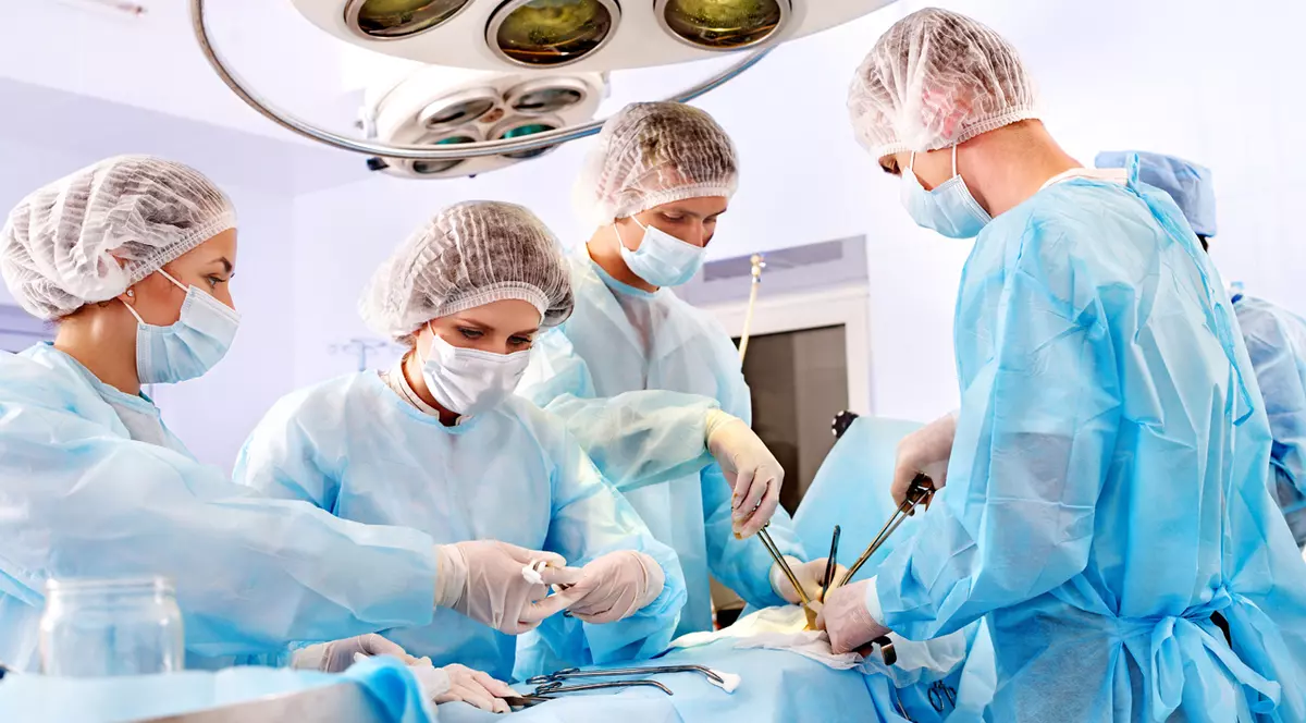 Un bărbat are degetele de la picior mutate la mână