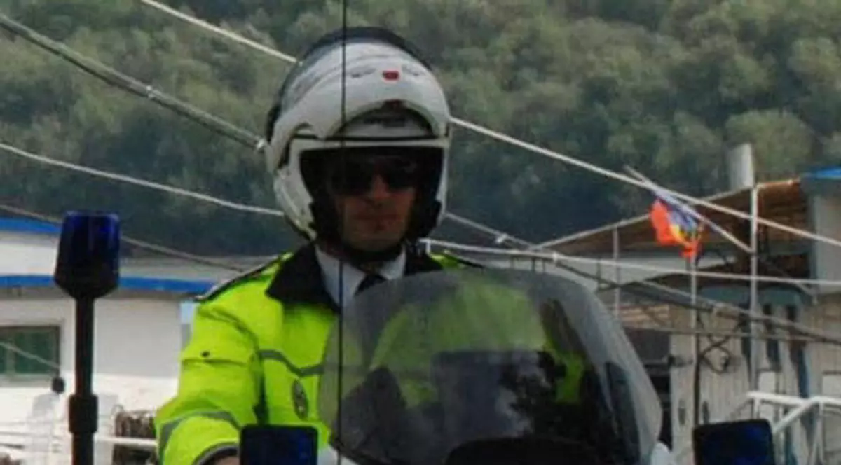 Doi fugari aflați într-o mașină, urmăriţi cu focuri de armă, au căzut cu maşina în râu