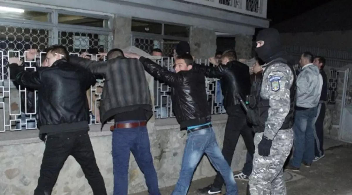 EXCLUSIV | «Academia Micilor Infractori» s-a reunit după gratii! Spărgătorii minori care îi terorizau pe patronii magazinelor din București au fost arestați