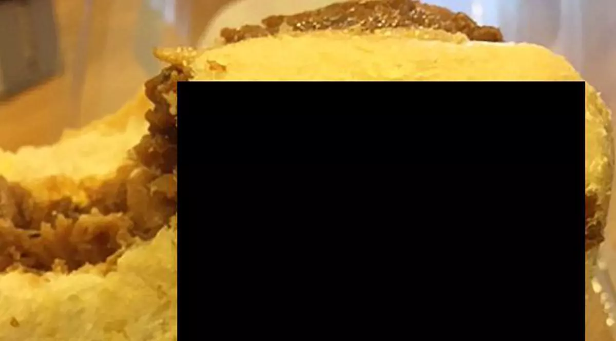 "Mi s-a făcut imediat rău". Ce a găsit un bărbat într-un sandviş i-a întors stomacul pe dos | VIDEO